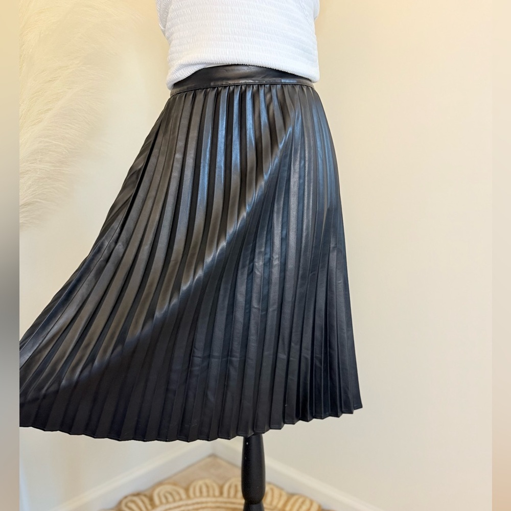 🌾 Monteau Faux Leather Black Pleated Midi Skirt